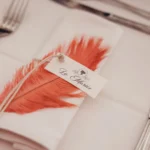 marque place mariage Bridgerton plume vieux rose