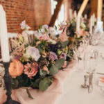 chemin de table fleuri pour une décoration de mariage Bridgerton