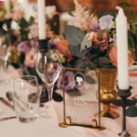 décoration de mariage dans le nord sur le thème Bridgerton, nom de table peint sur cadre doré