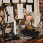 détails décoration plan de table Bridgerton