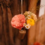 petit bouquet suspendu au volet du plan de table, décoration mariage lille