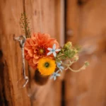 petit bouquet suspendu au volets du plan de table