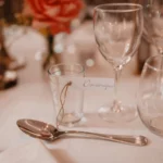 Cuillère verre et fleur du mariage