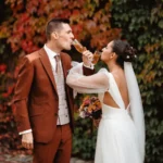 les mariés boivent un coup avec les flutes personnalisées par la fée organisation mariage nord