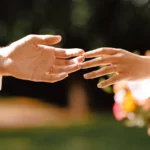 mains des mariés qui se rejoignent, décoratrice de mariage dans le Nord