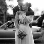 couple de mariés en contre jour, noir et blanc organisation mariage nord et belgique