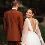 la mariée se retourne radieuse, scénographie mariage lille