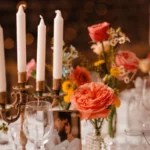 vue des détails fleurs et chandeliers d