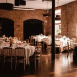 vue de la salle de réception avec les tables